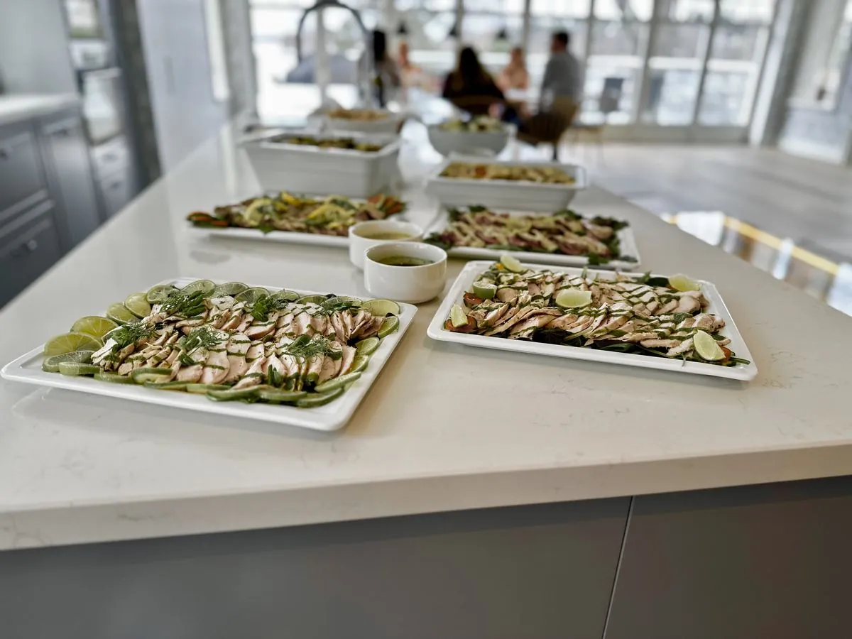 Cateringbord med flera rätter uppdukade