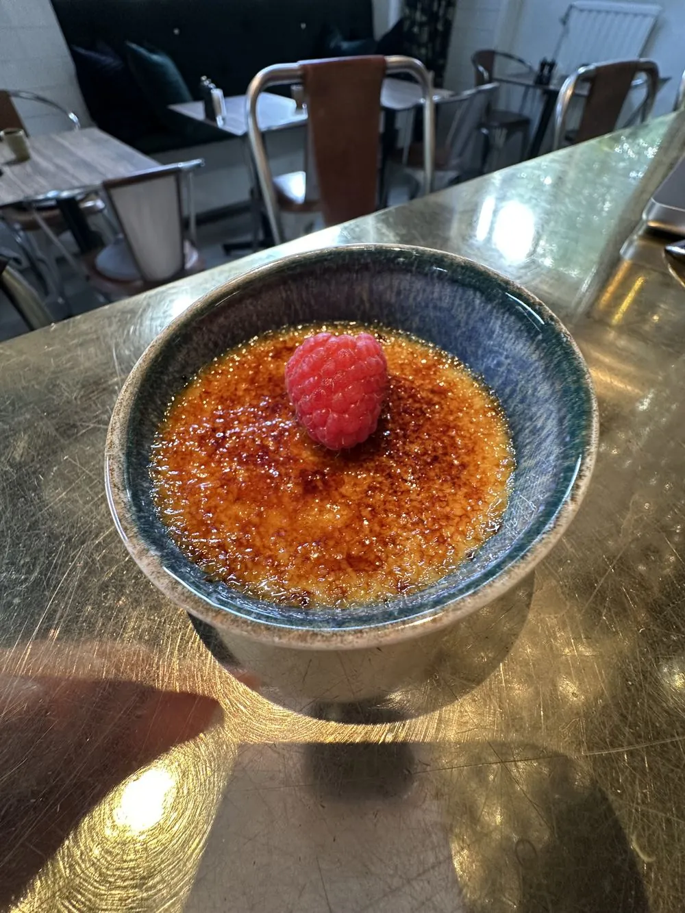 Crème brûlée med färskt hallon