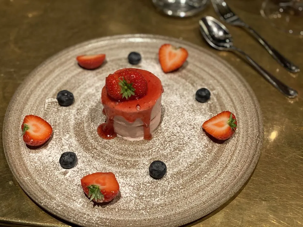 Jordgubbsdessert med bär och florsocker
