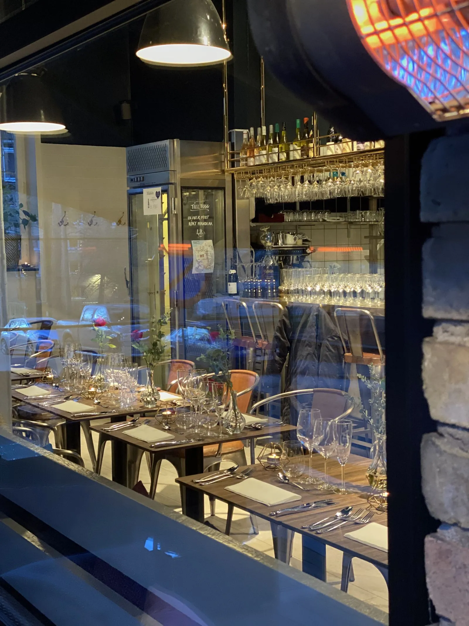 Brasserie Maisons skylt på tegelfasaden, Rörläggarvägen i Bromma